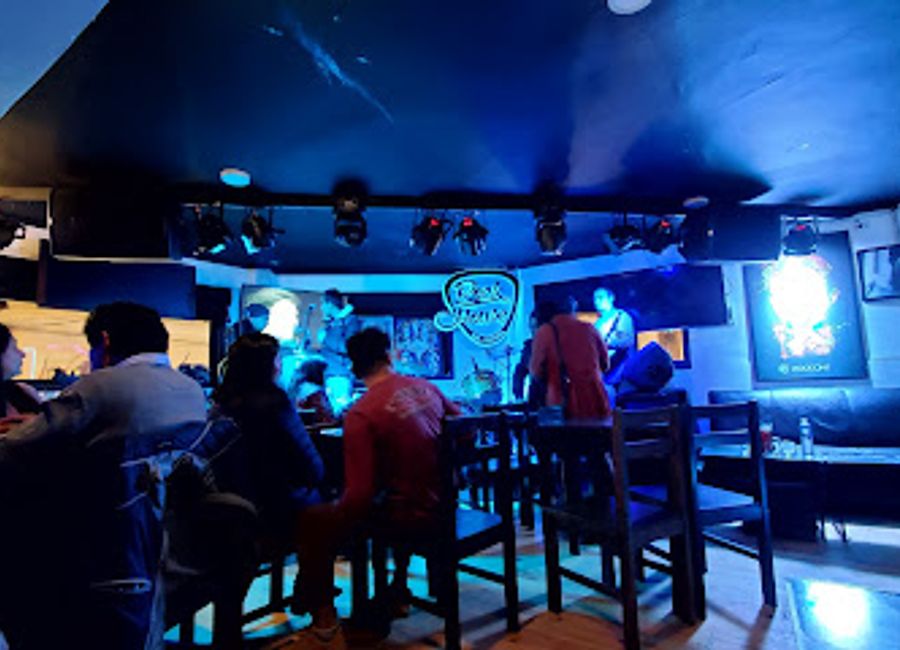 Experience Cusco's vibrant nightlife at Rock House Cafe, a lively gastropub with delicious cuisine and live music in the heart of the city.