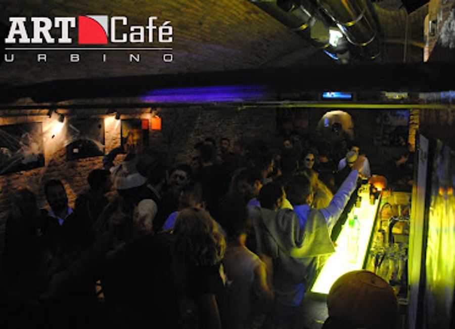 Experience the vibrant nightlife of Urbino at Art Cafè, where cocktails, art, and culture come together in a lively atmosphere.