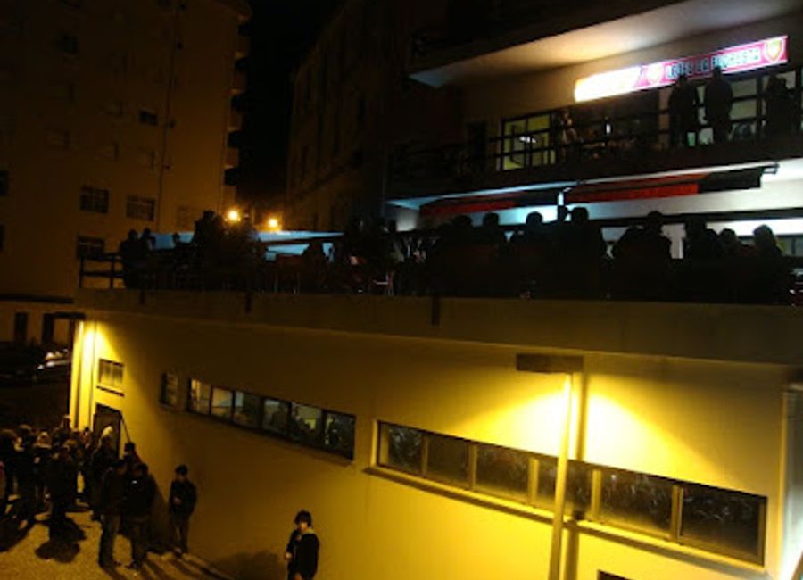 Dive into the local life at C.C.D. Leões Da Floresta, a vibrant bar in Covilhã offering darts, pool, and a taste of Portuguese culture.