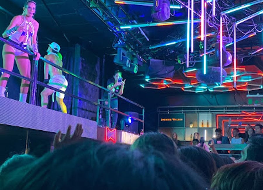 Dive into the lively atmosphere of ValeTodo DownTown, Lima's premier gay nightclub with electrifying performances and two dynamic dance floors.