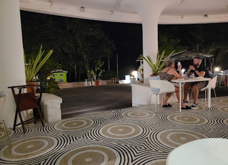 Experience the vibrant atmosphere and delightful flavors at Gecko Bar in Beau Vallon, Seychelles – a perfect blend of relaxation and fun in paradise.