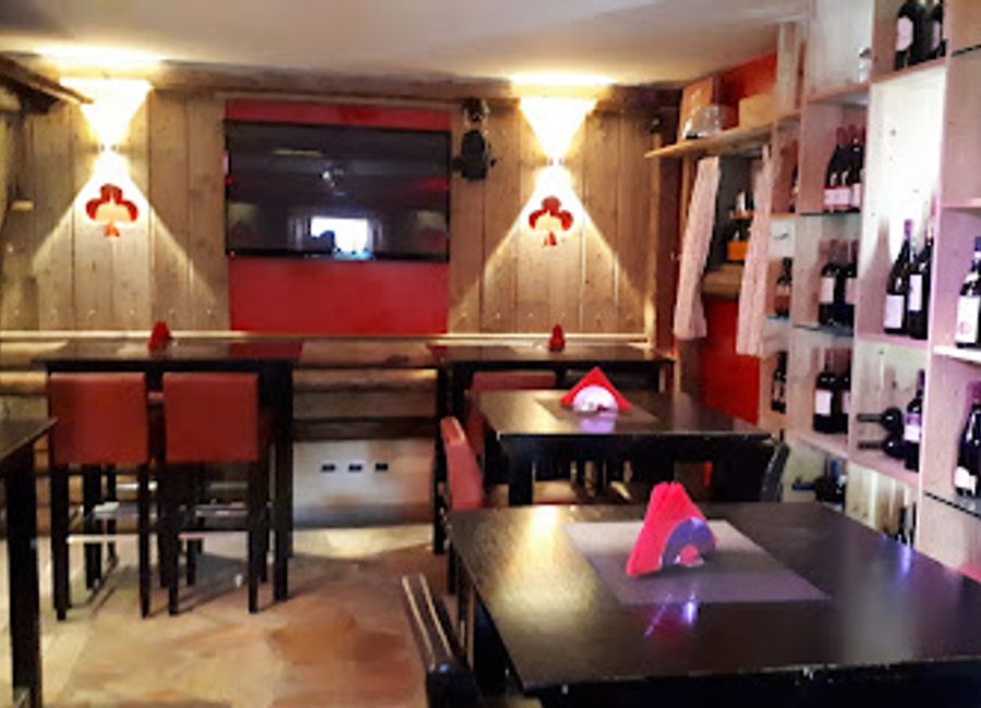 Enjoy a relaxing evening at Dolcevita Lounge Bar in Moena, where local drinks meet breathtaking Dolomite views.