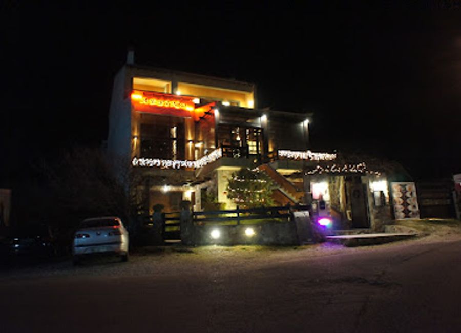 Experience the vibrant nightlife of Kalampaka at Aérino, where delicious drinks and live music create unforgettable moments.