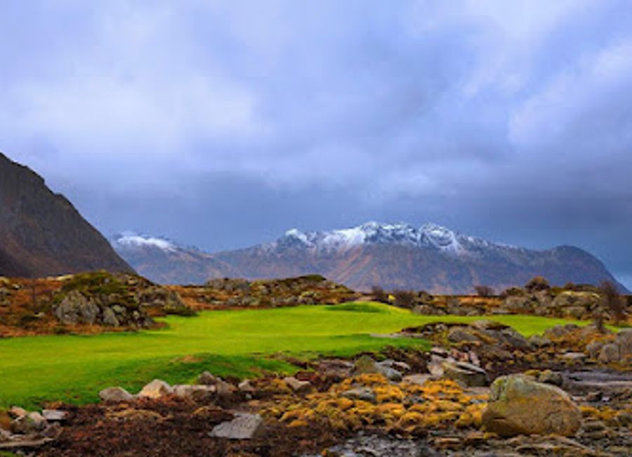 Discover Lofoten Links: A breathtaking golf course in Norway's stunning landscape, perfect for adventure and relaxation.