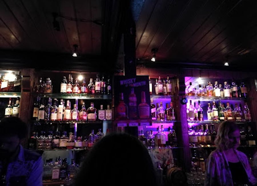 Dillon Whiskey Bar: A vibrant hub for whiskey lovers, karaoke enthusiasts, and live music fans in the heart of Reykjavík's nightlife.