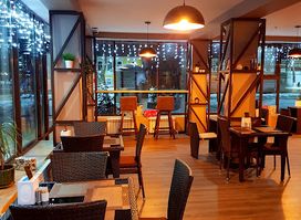 Tipa Graf, Lounge bar