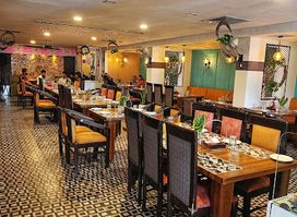 The Posh Pouf Family Restaurant - Best Family Restaurant in Alambagh | Best Multi Cuisine Restaurant In Alambagh Lucknow ||