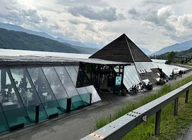 Kap 4613 - Die Pyramide und Terrasse im Millstätter See