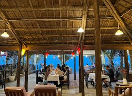 The Beach House & Bar An Bang beach - 호이안 해산물 맛집