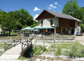 Restorant Hartini, Ujevara Vuthaj