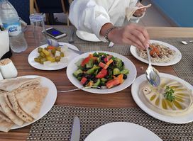 مطعم عزايم ديرتنا Azaim Deeritna Restaurant