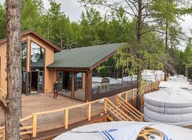 Lake Forest Lodge
