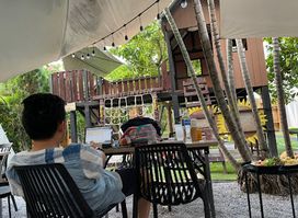 บ้านไม้ขาว Baan Mai Khao Eat & Play