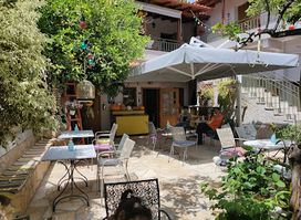 H Αυλή της Γιωργίτσας / Yioryitsa’s Backyard