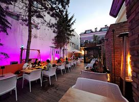 Patio. Jedzenie Muzyka Przyjaciele