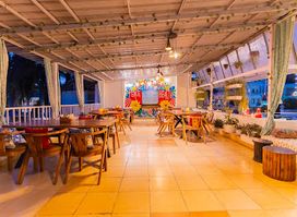 La Marina Bistro (Rooftop Lakeview Restaurant)