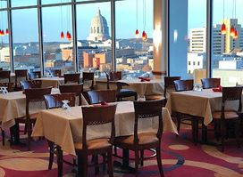 Sapphires Restaurant & Lounge at DoubleTree by Hilton Hotel Jefferson City