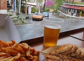 i sitzia tou mavrou souvlaki platres