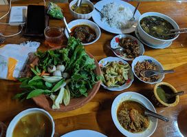 ရွှေဝါးအိမ် မြန်မာထမင်းဆိုင်