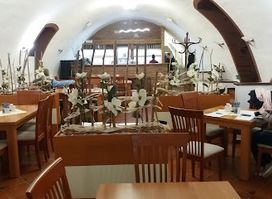 RESTAURACE MIKULOV - Pod radnicí