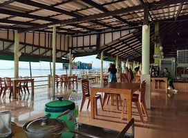 ร้านอาหารริมทะเลซีฟู๊ดแอนด์รีสอร์ท