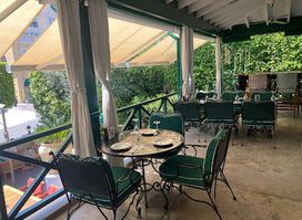 The House Lounge Bar & Restaurant