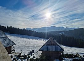 Karczma i szałasy Szymkówka z widokiem na Tatry