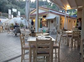 Johnny's Restaurant & Bar