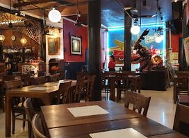 The Red Piano - Pub Street