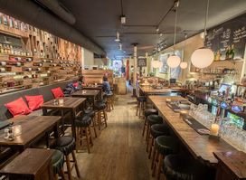 Angie's Kitchen | Bar, Restaurant en Beer Garden