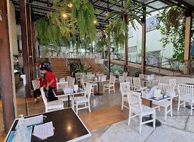 Laytrang 2 restaurants