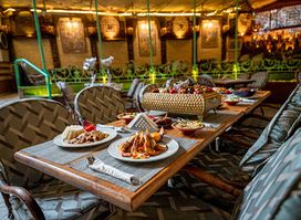 LE Grillon Restaurant & Garden Cafe