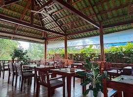 Tree House Ong Lang Cafe & Restaurant