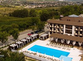 Giowine Hotel & Restaurant