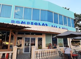 Rompeolas Bar & Grill