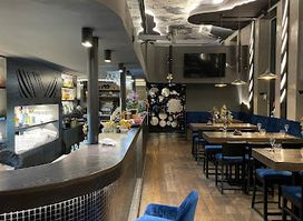 Moon restaurant Cocktail & Sushi bar