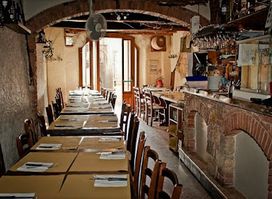 L'OSTERIA ACQUACHETA pranzo e cena tutti i giorni esluso il martedì e mercoledì L'OSTESSA E L'OSTE AUGURANO BUONA VITA