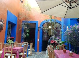 Fonda y Galeria La Damajuana