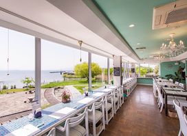 R cafe at Marina