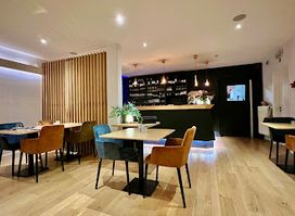 CINQ Restaurant