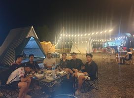 ຮ້ານນັ່ງຫຼິ້ນ The camping