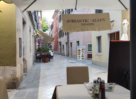 Bistro Romantic Alley