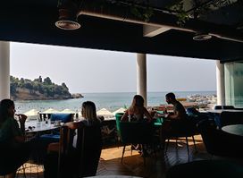 Pier Restaurant & Lounge