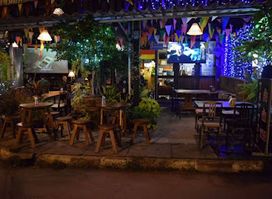 ร้านอาหารบ้านเพ พอใจบาร์ ร้านอยู่หัวมุมข้างร้านสัก