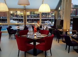73 Bar & Restaurant