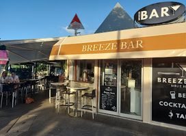 Breeze Bar Airlie Beach