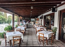 Pissouriana Restaurant & Apts