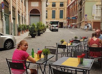 italy/genoa/restaurant/pasta-street