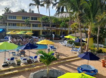 the-bahamas/bimini-islands/restaurant/hemingway-s-poolside-rum-club