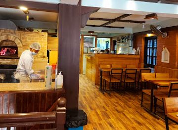 nepal/patan/restaurant/de-pizza-square